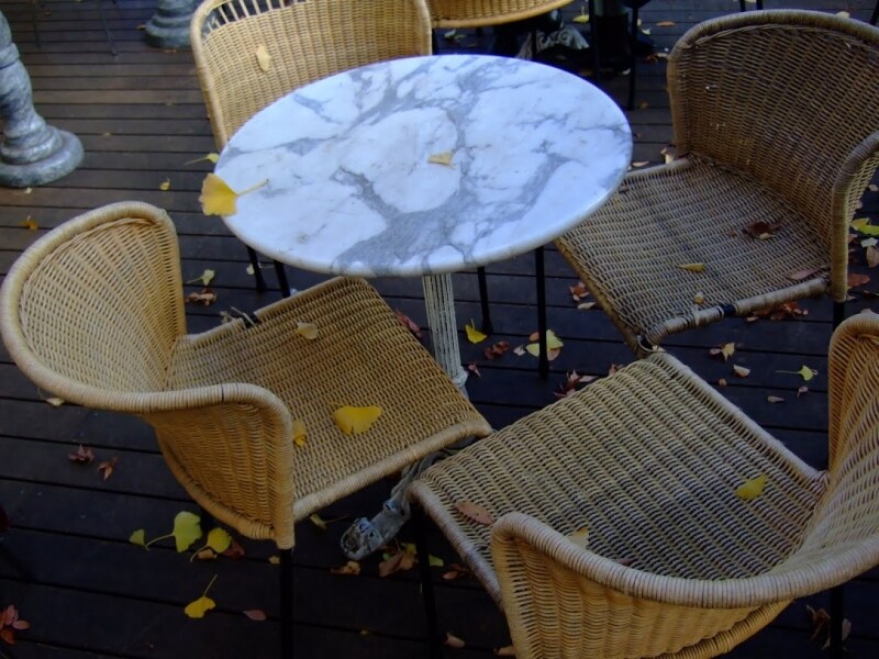 落ち葉の舞うカフェもまた楽しい