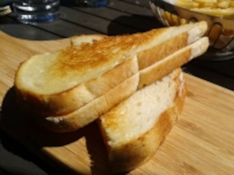 トーストにチーズをはさんでカリッと焼いたグリルリーズは、こちらのキッズメニューの定番