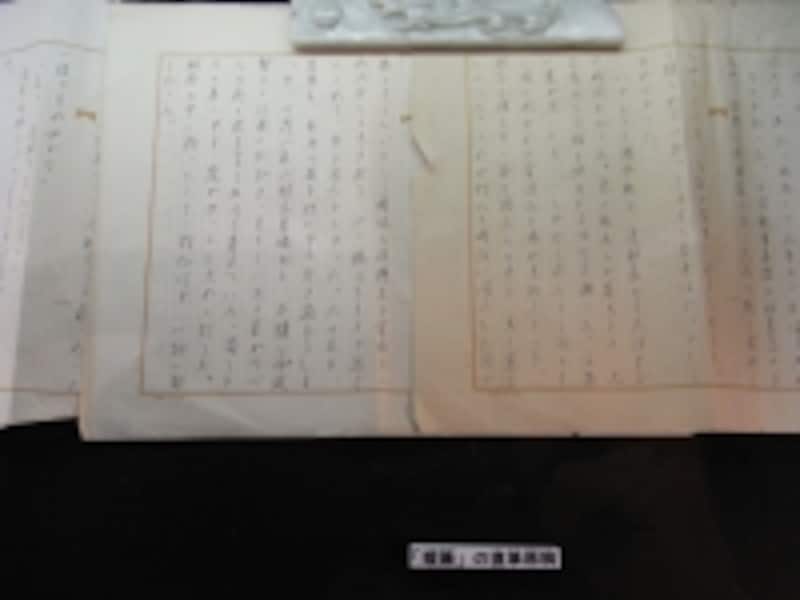 山崎豊子さん直筆の原稿。取材時に使用していたテープレコーダーも飾られていました