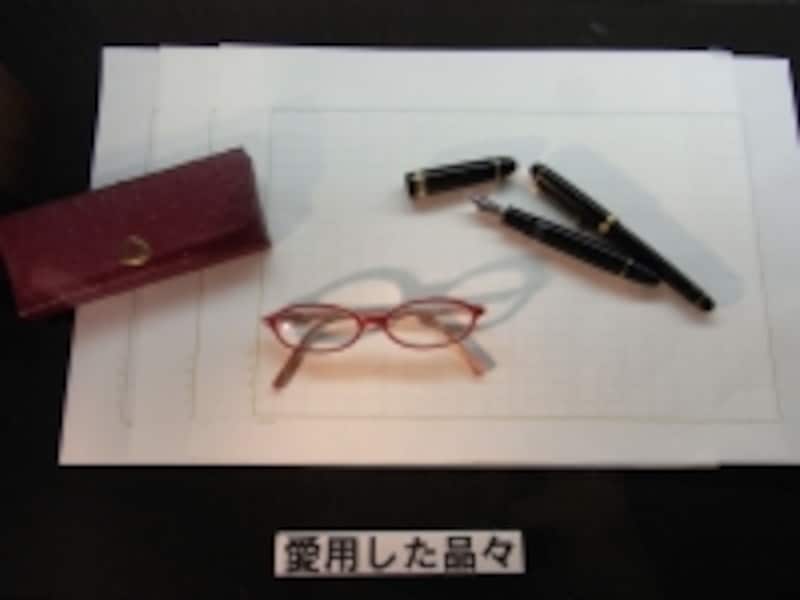 赤い縁のメガネ、赤いペンケース。赤がお好きだった山崎さん