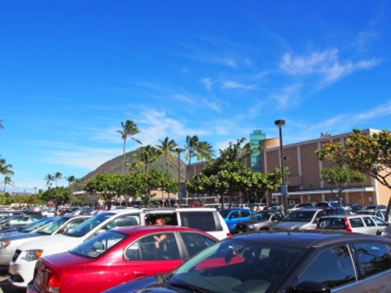 ワイキキから車で20分ほどのココ・マリーナ・センター