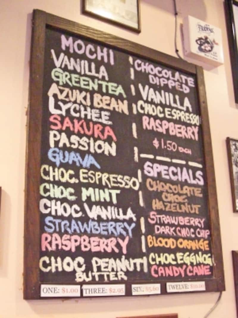 モチアイスのフレーバーリスト。1つ1.50ドル、3つで4ドル。チョコがけもある