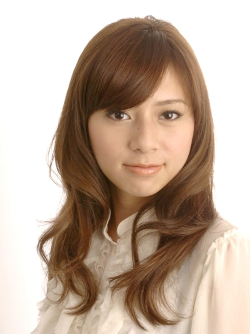 胸上のセミロングレイヤースタイル