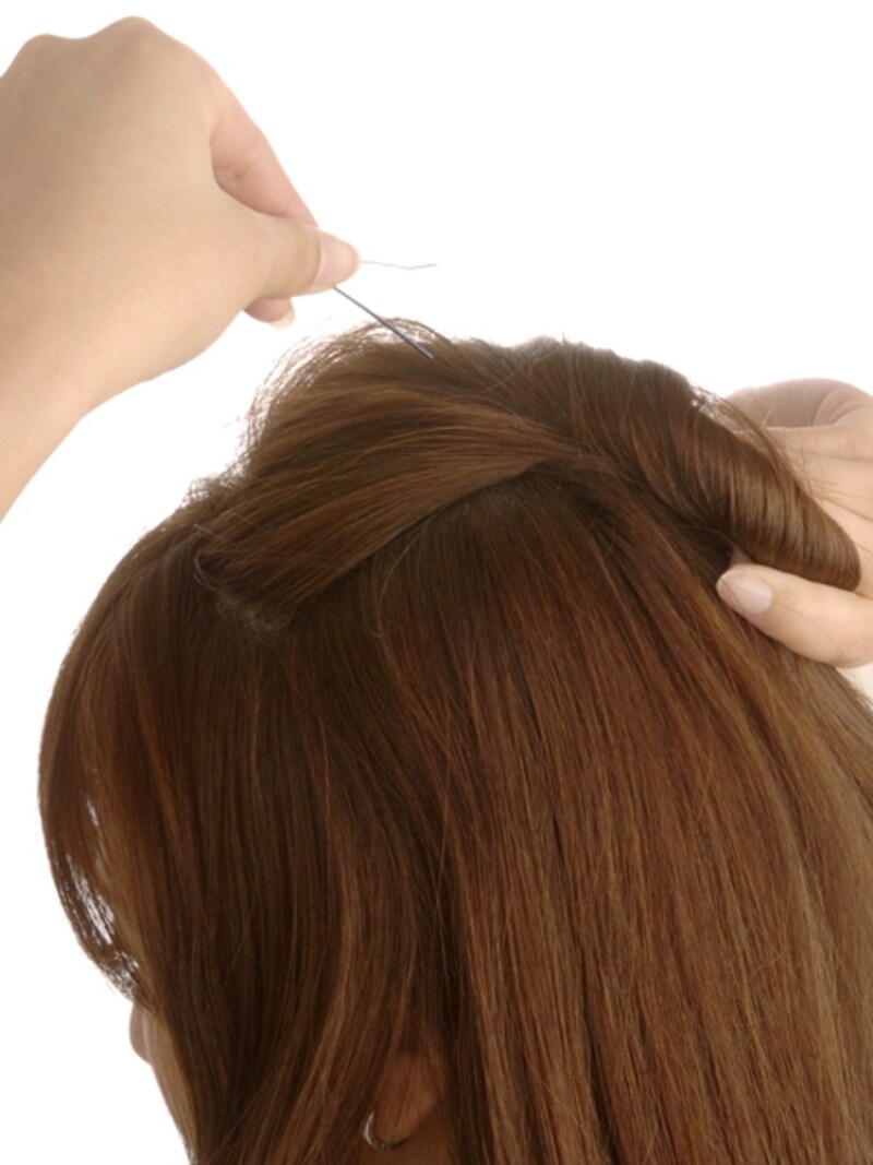 きつくねじってからやや前に押し出すようにする