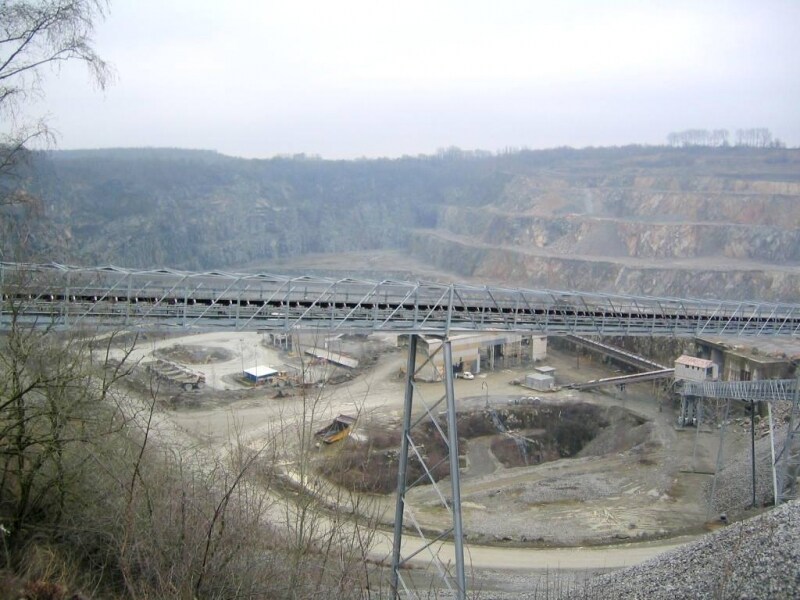 広すぎてスケール分かりづらいですが石切り場です