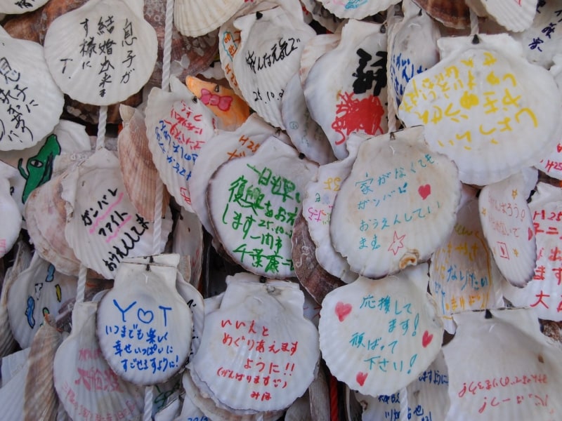 ホタテの貝殻の絵馬