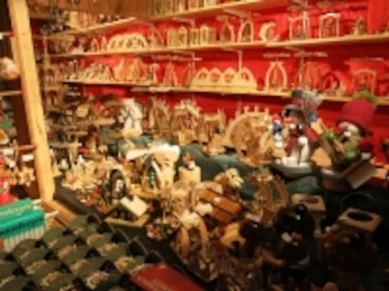 所狭しと並ぶ商品は、見てるだけでもクリスマス気分をアップ