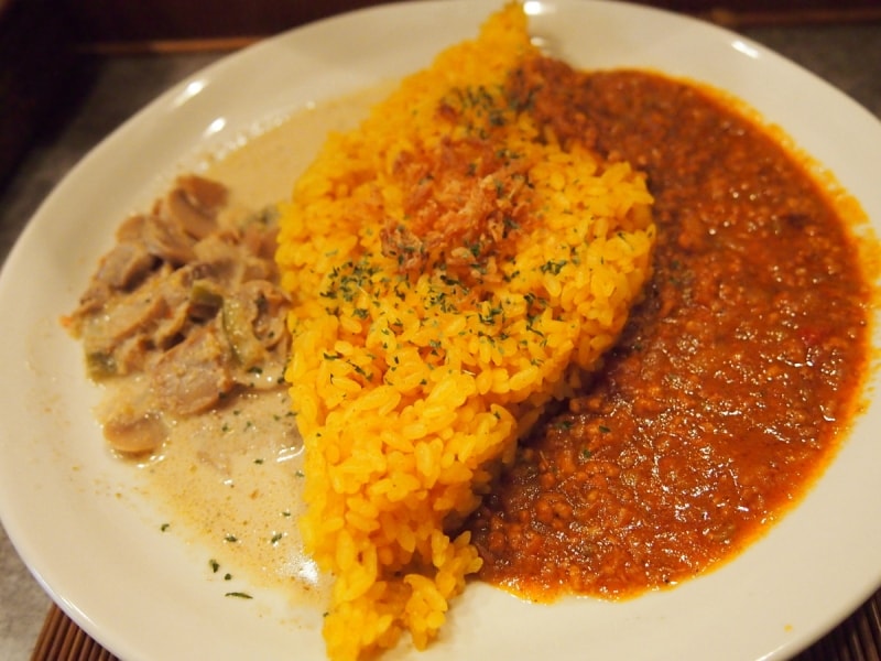左側がグリーンカレー、右がキーマカレー