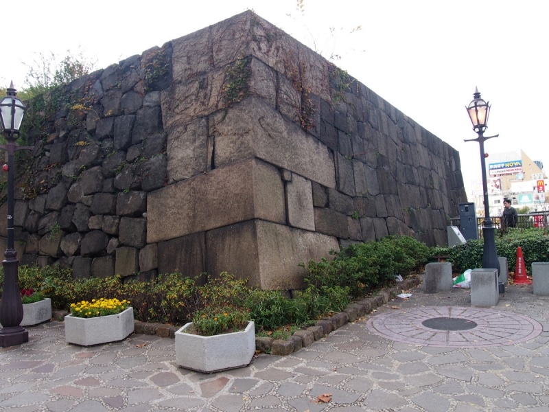 外堀もこの石垣も昔をしのばせる