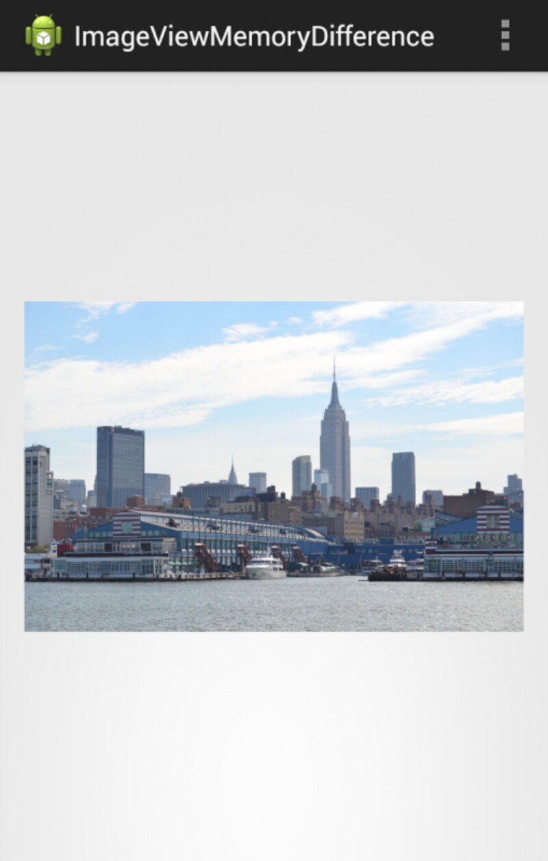 アプリを起動した画面。ImageViewのみ配置している