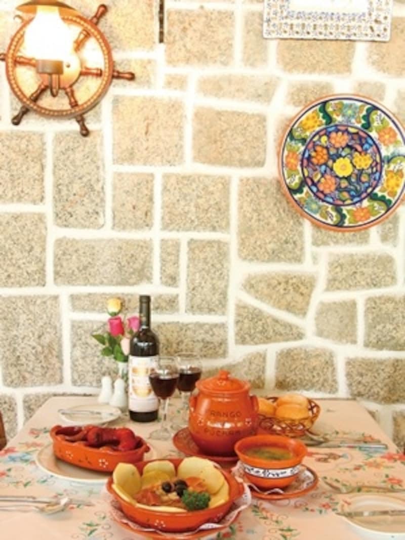 ポルトガル本国から取り寄せた食器を使用するなど、オーナーのこだわりが光る (c) Miyuki Kume