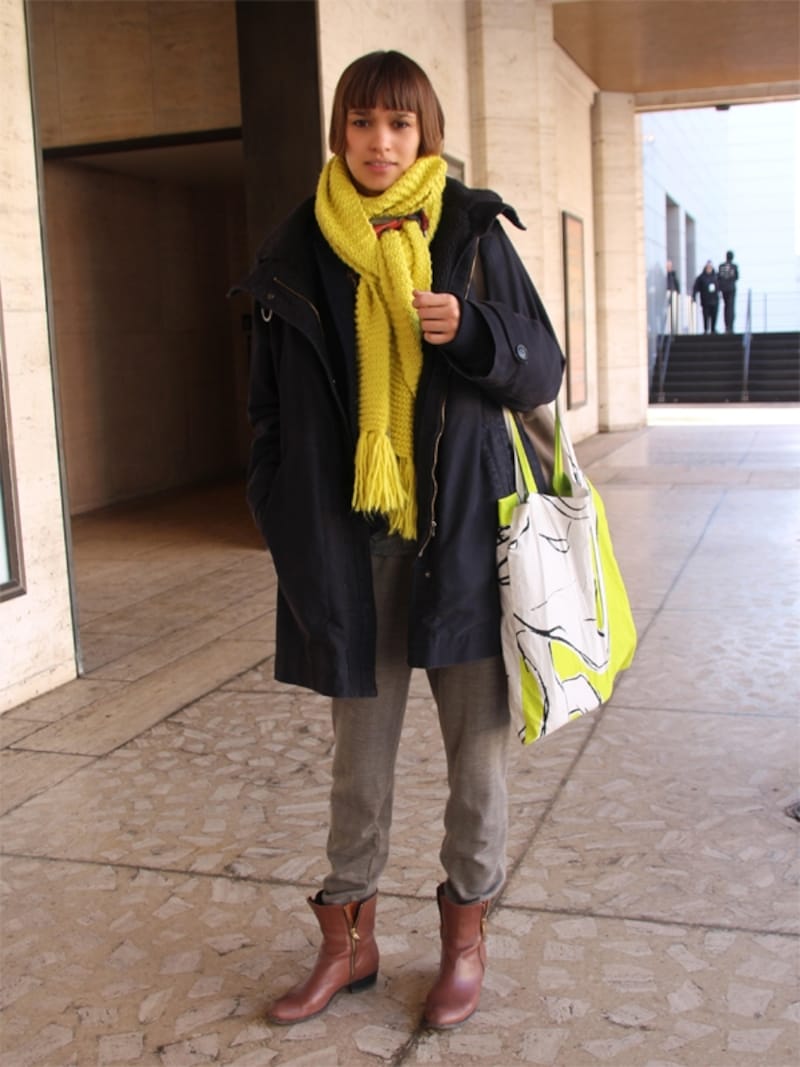 色鮮やかなストールを差し色に