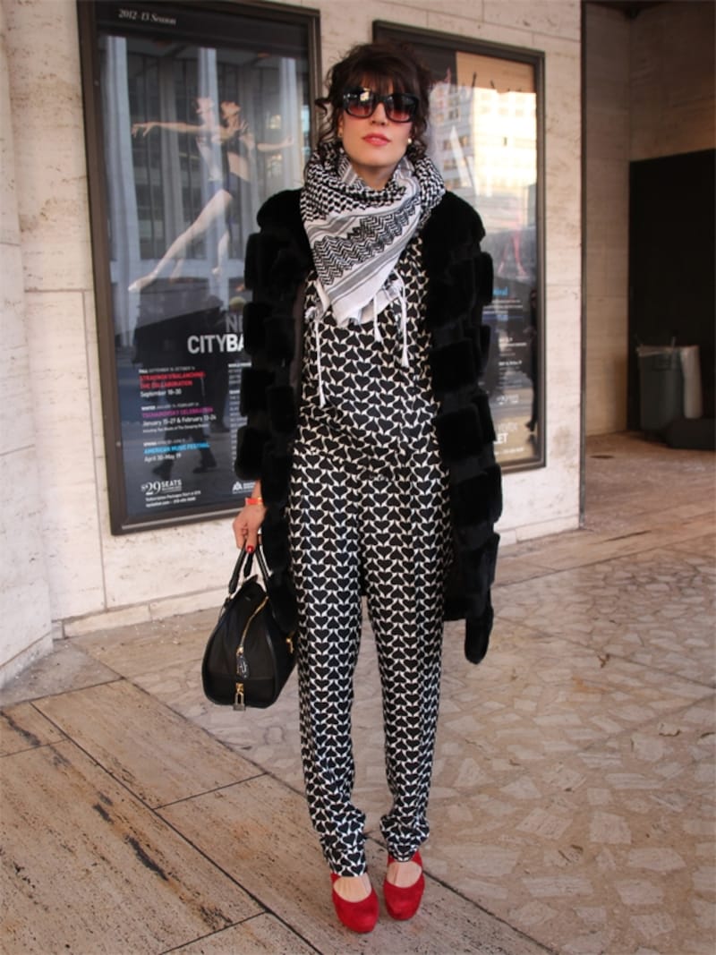 エスニック柄ストールをアクセント