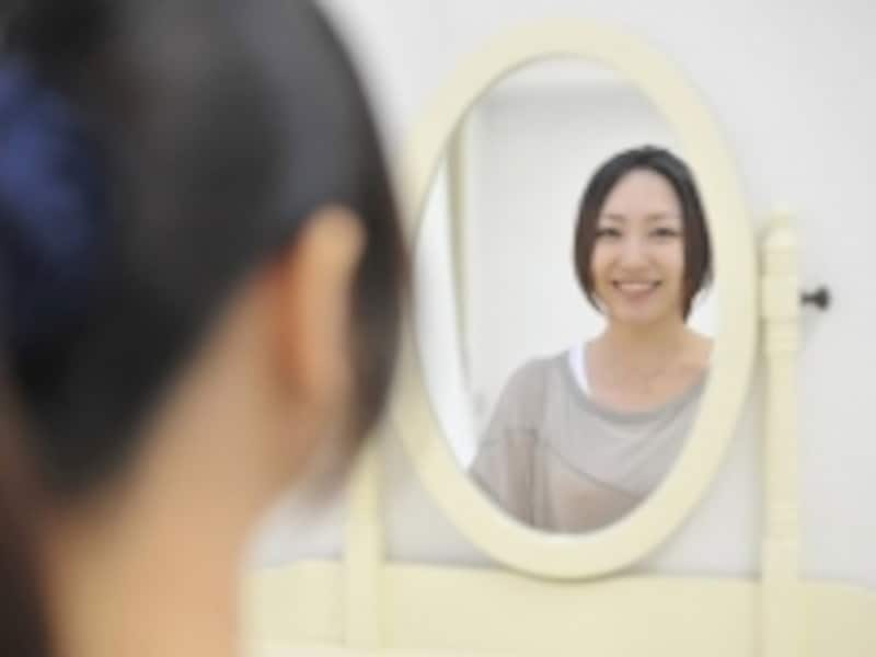 鏡のなかに笑顔の女性