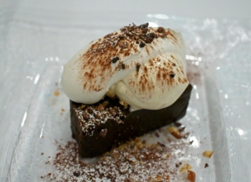 蒸し焼きした濃厚なガトーショコラundefinedグラス添え