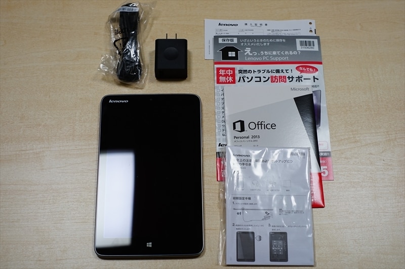 同梱物はシンプルで、本体、USBケーブル、USB充電器、書類となっています。