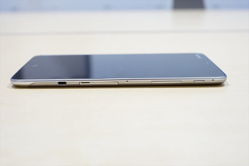 本体横のmicroUSB口にて、充電を行います。スマートフォン用のモバイルバッテリーでも充電が可能でした。