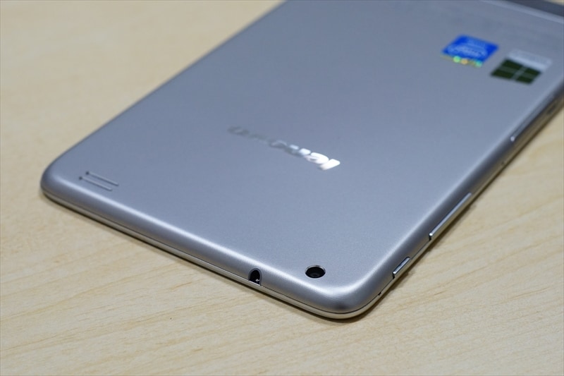 カメラを内蔵しています。背面が500万画素、内面が150万画素。microSDメモリカードスロットも搭載しています。