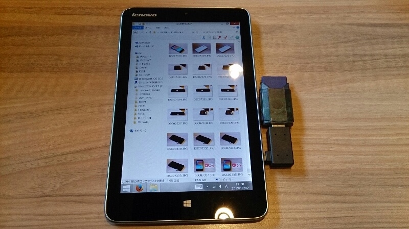 microUSB口に、USBカードリーダーを挿して、SDメモリカードを読み込んだ例。