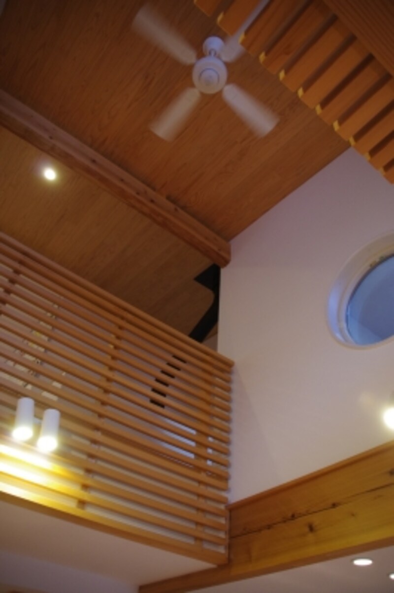 吹き抜け部の天井にはシーリングファンをつけている。天井は無垢の県産杉材。