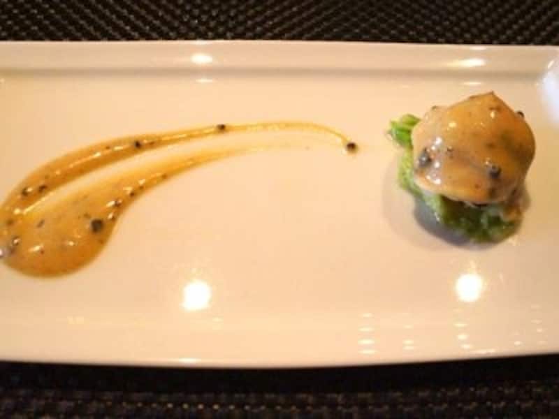 オマール海老のラヴィオリ。ぷるんっとした食感と香りの高さが印象的