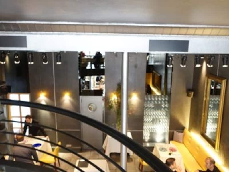 店内はシルバーとグレーを基調にシックな印象。ロフト的な2階席があり、今回はこちらで頂きました。