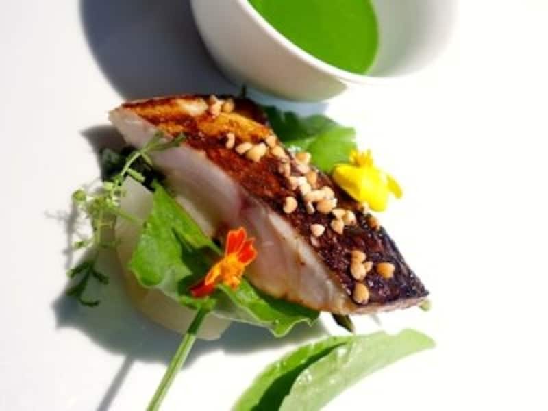 お魚は鱈。香ばしく焼かれた皮目とやはり鮮やかなソースが印象的