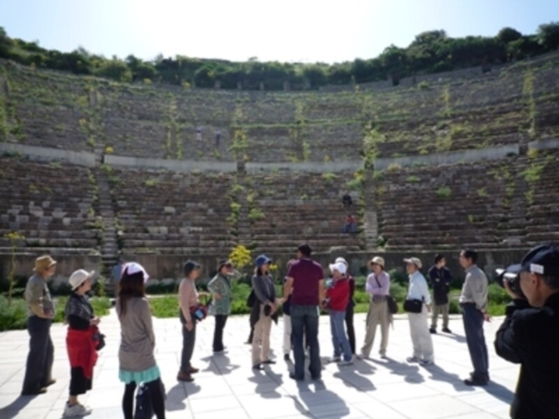 トルコツアーの多くでは現地ガイドがスルーでついてくれ、歴史や遺跡の説明をしてくれます