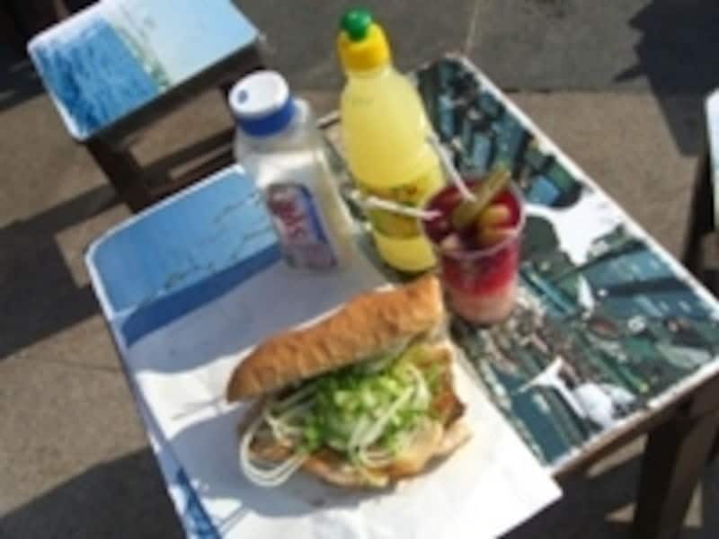 イスタンブールのB級グルメ、サバサンド