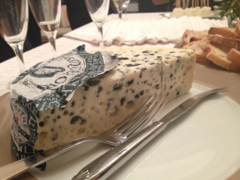 ロックフォールドレッシングとベーコンを添えたアイスバーグサラダのレシピ