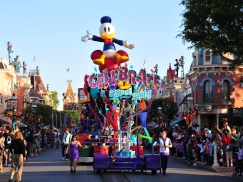 ディズニーランドは、ロサンゼルスのダウンタウンから電車でアクセスできる