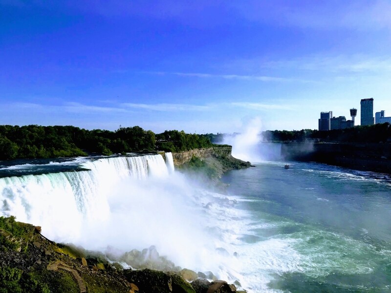 アメリカ側からもカナダ側からも大迫力のナイアガラの滝を見ることができます