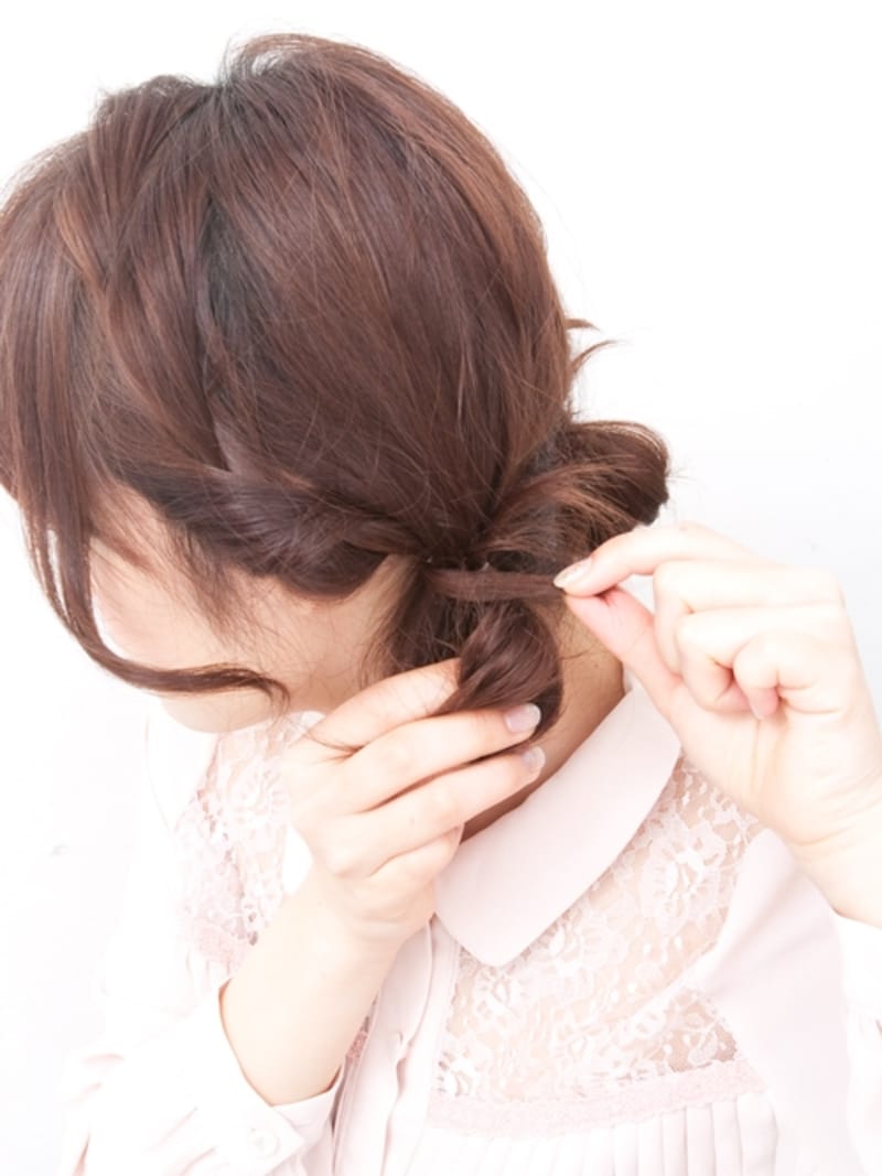 シニヨンをしっかりおさえて
