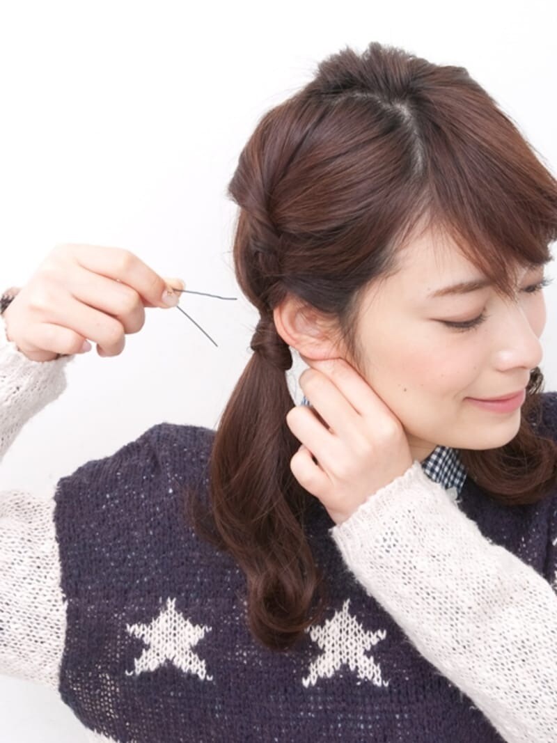 ねじった毛束と地肌の毛をしっかりピンでとめる