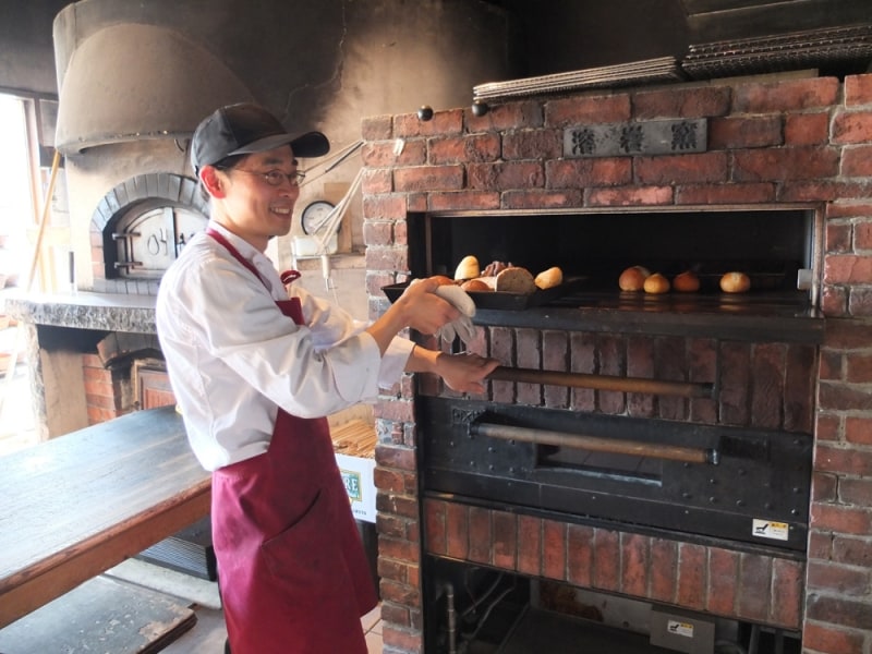 石窯で焼き上がった、焼きたて石窯パン