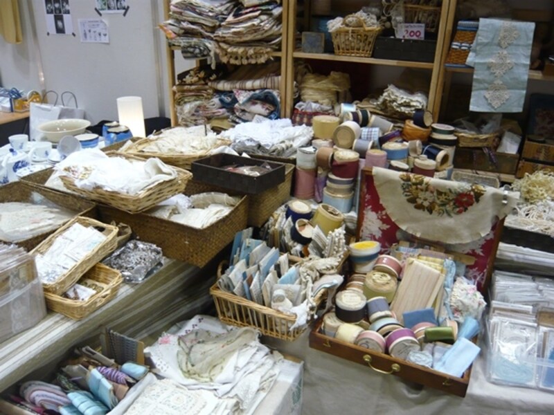 モノで溢れるブース内