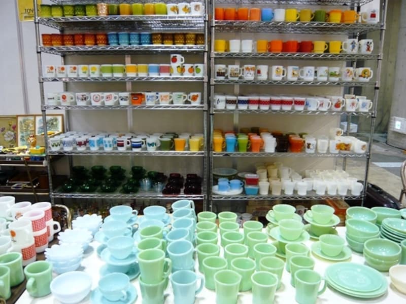 割れモノが並ぶブース