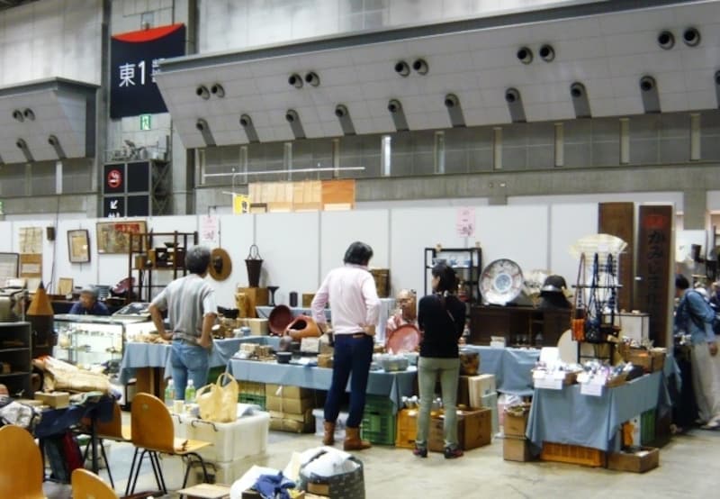 お店の人と会話する来場者