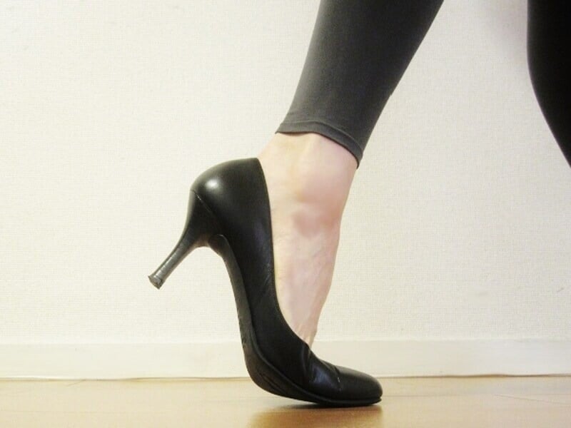 指の付け根で軽く床を押し出す