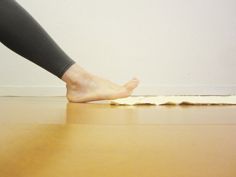 床にフェイスタオルを置き、たぐりよせる