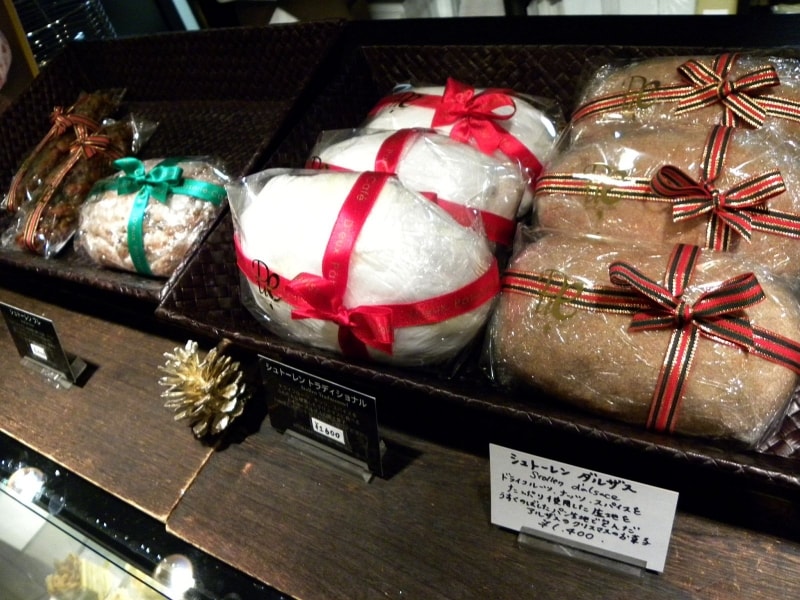 菅又シェフはアルザスの伝統菓子が得意。2013年のクリスマスは4種の「シュトーレン」や「ベラベッカ」が登場