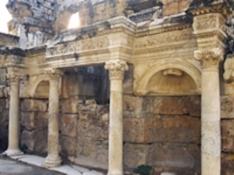 ヒエラポリスに残るローマ時代の遺構 ©牧哲雄
