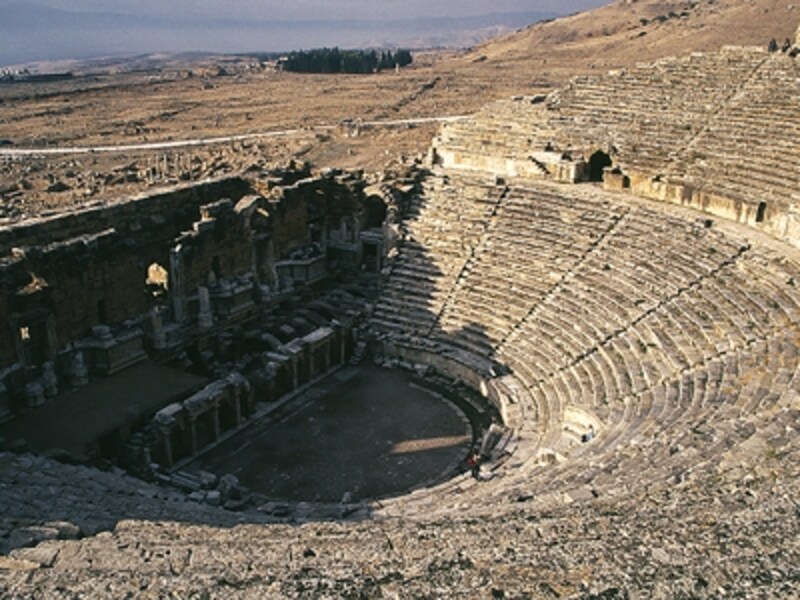 ハドリアヌス帝によって建築された円形劇場。中央で手を叩くと思いのほか響く ©牧哲雄