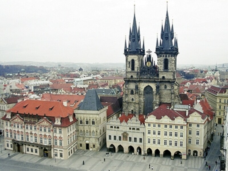 ふたつの塔が特徴的なティーン教会と、左下がゴルツ・キンスキー宮殿。あらゆる様式の建築物が混在しているのがプラハの魅力 ©牧哲雄