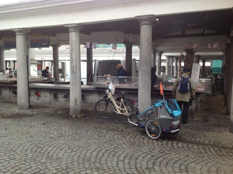 魚介類も売られるが活気は今ひとつ