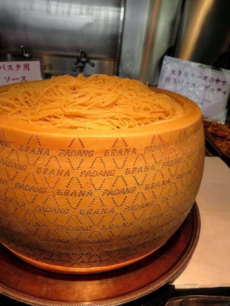 大きなチーズの中で仕上げたスパゲッティ