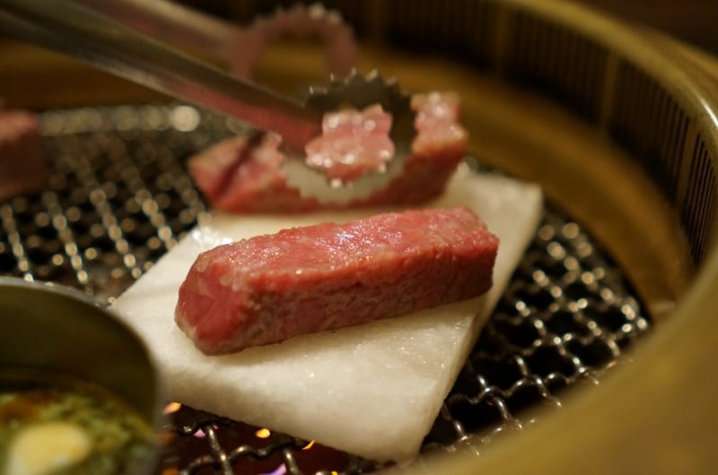 塩プレートの上でヒレを焼き上げていただくものもあります。