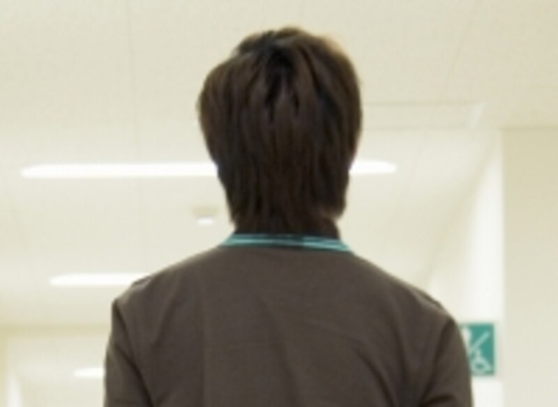 背中を向ける男性