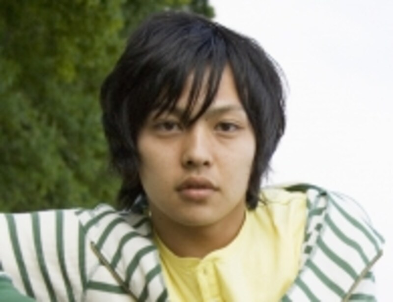 正面を向く男性