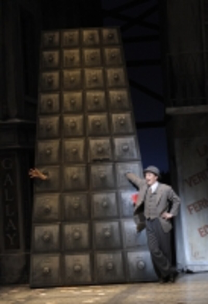 『壁抜け男』撮影：荒井健